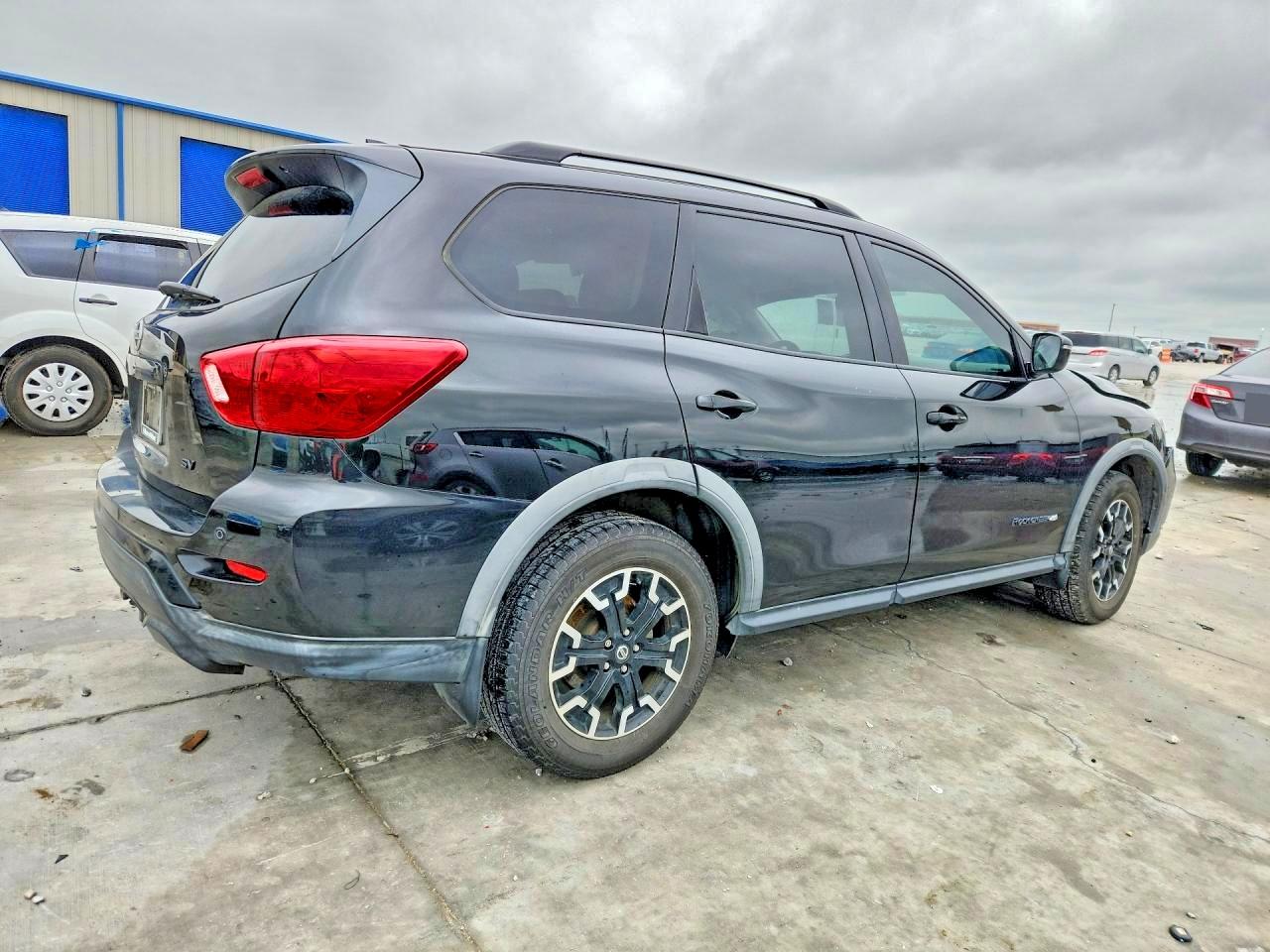 Nissan Pathfinder Sv