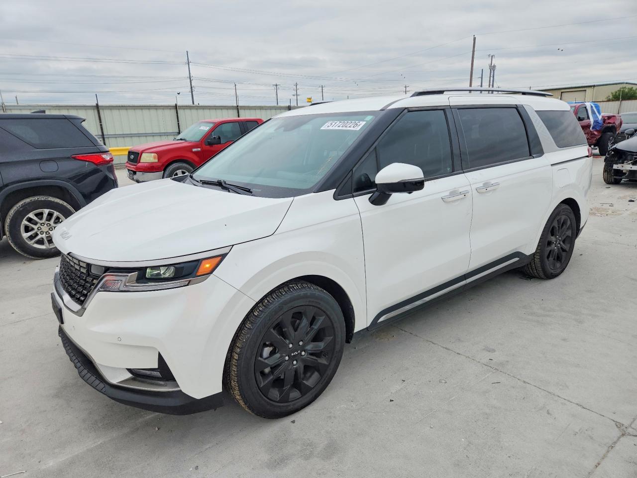 Salvage Kia Carnival Image