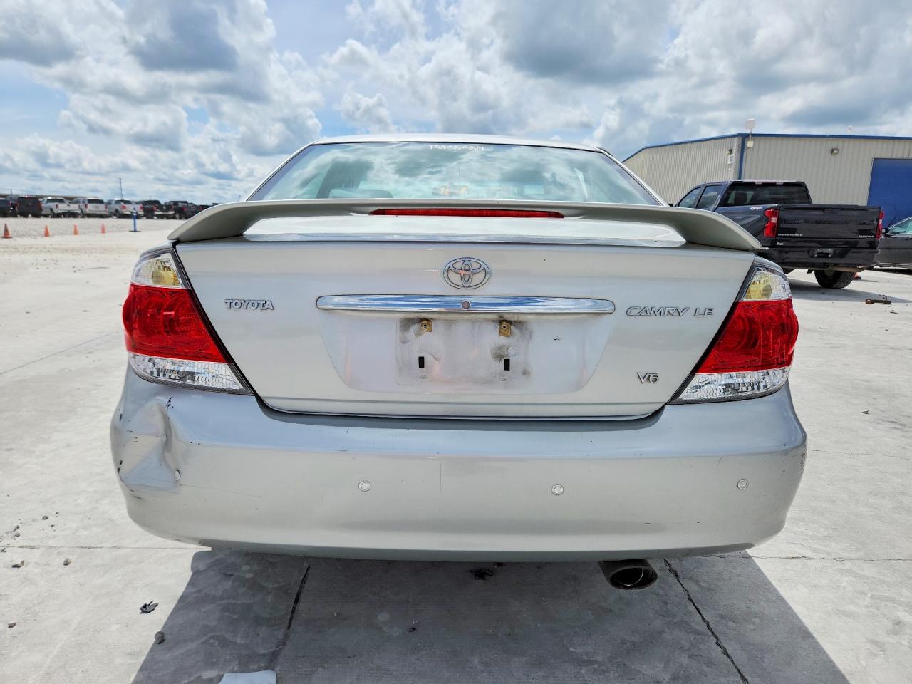 Toyota Camry Le V6