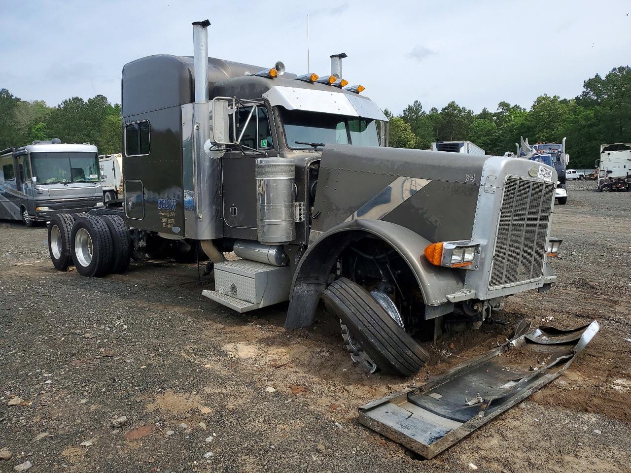 Salvage Peterbilt 379 Image