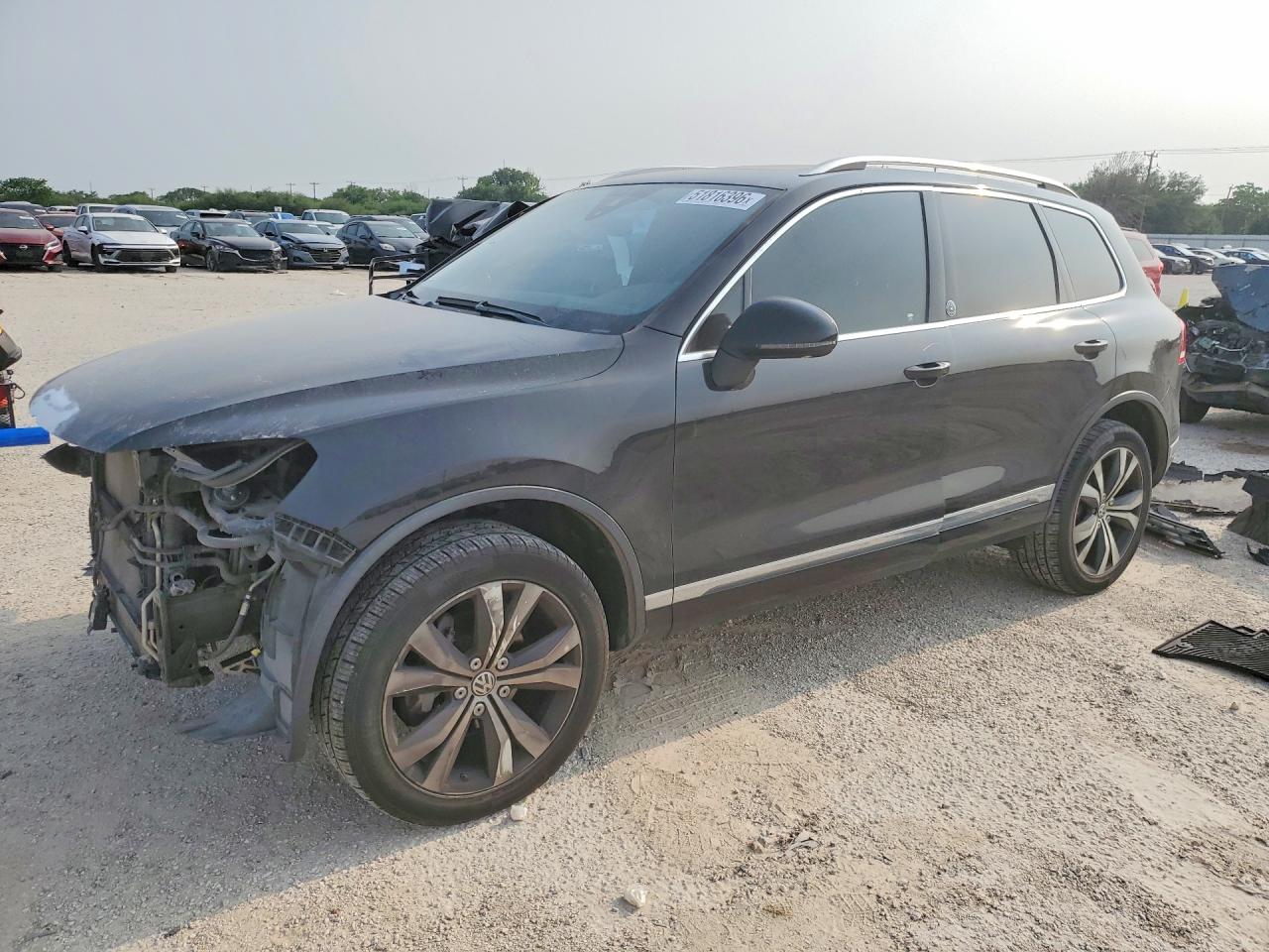 Salvage Volkswagen Touareg Image