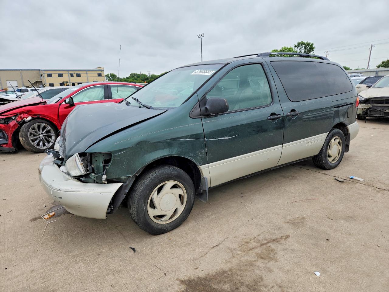 Salvage Toyota Sienna Image