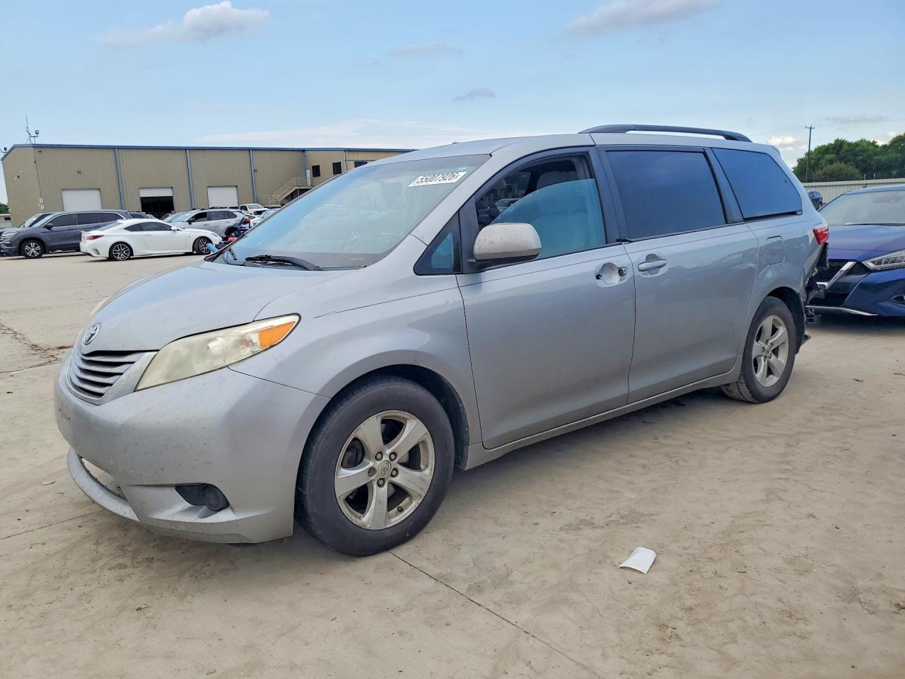 Salvage Toyota Sienna Image
