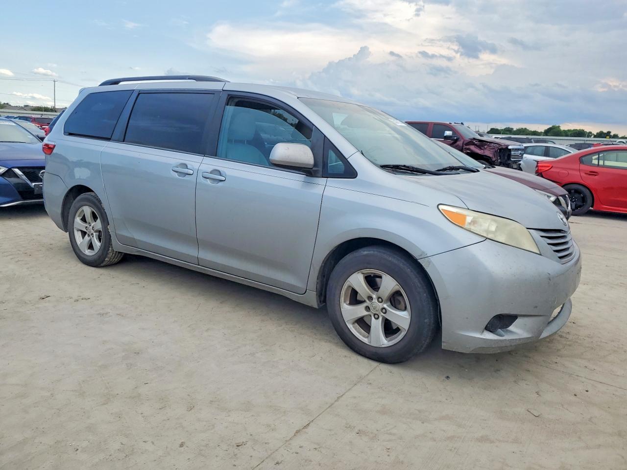 Toyota Sienna Le