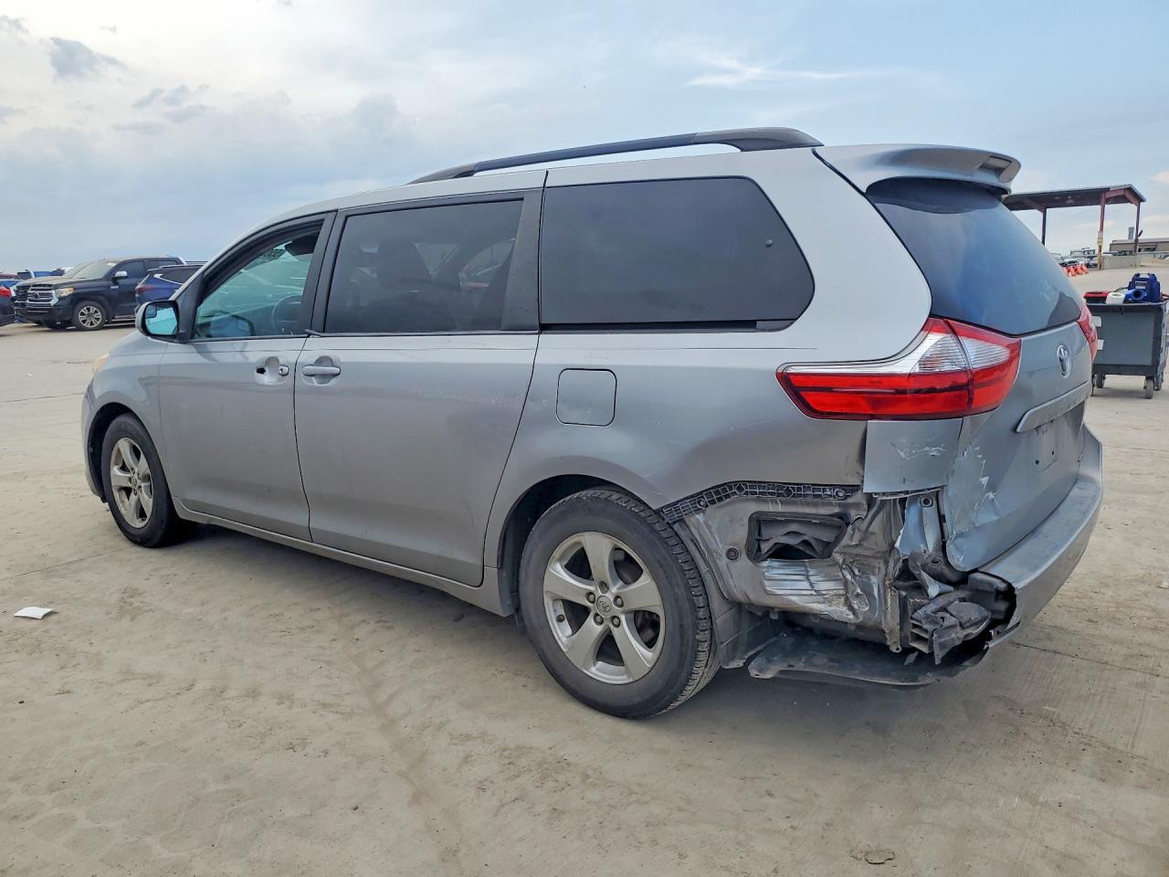 Toyota Sienna Le