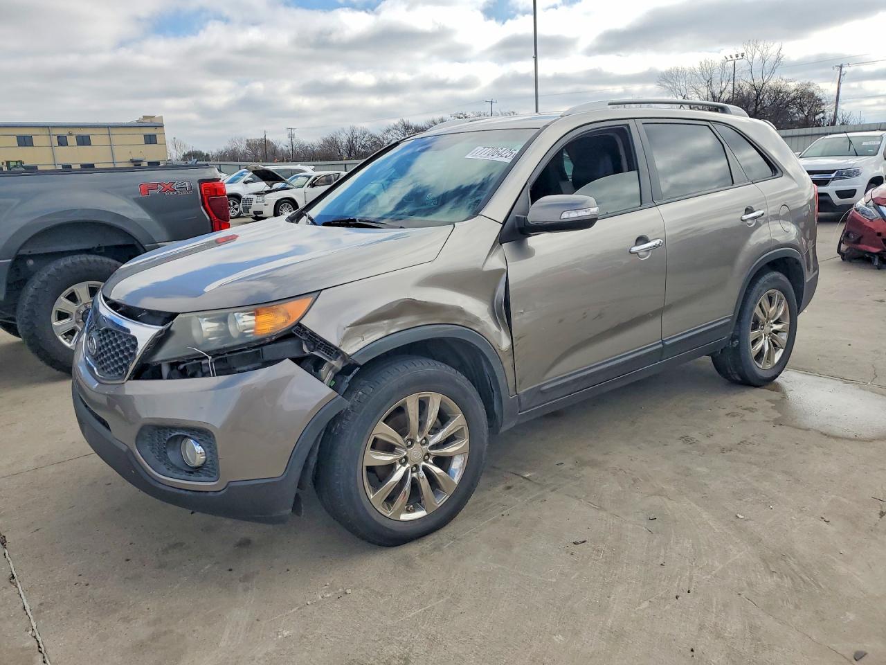 Salvage Kia Sorento Image
