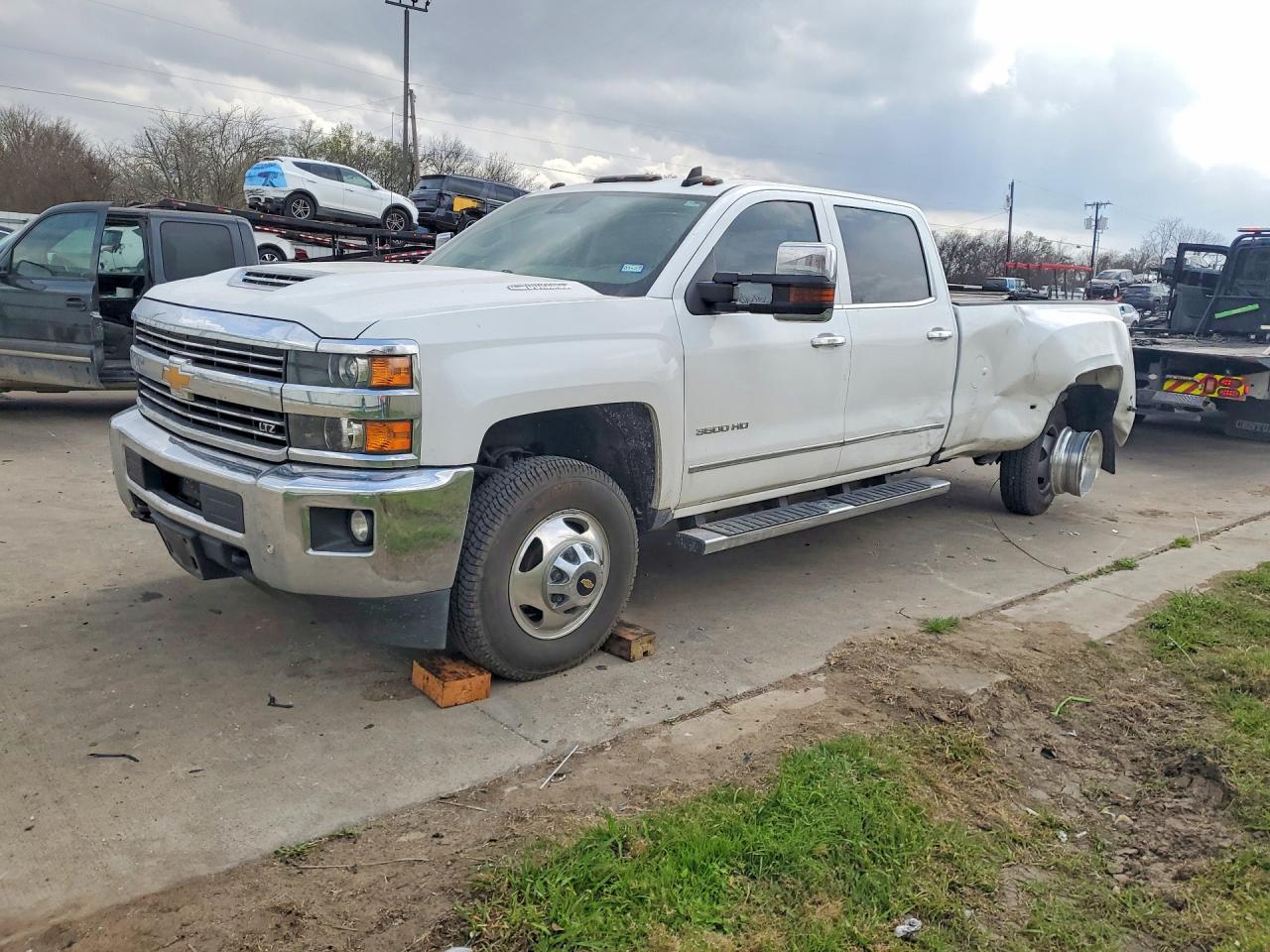 Salvage Chevrolet Silverado Image