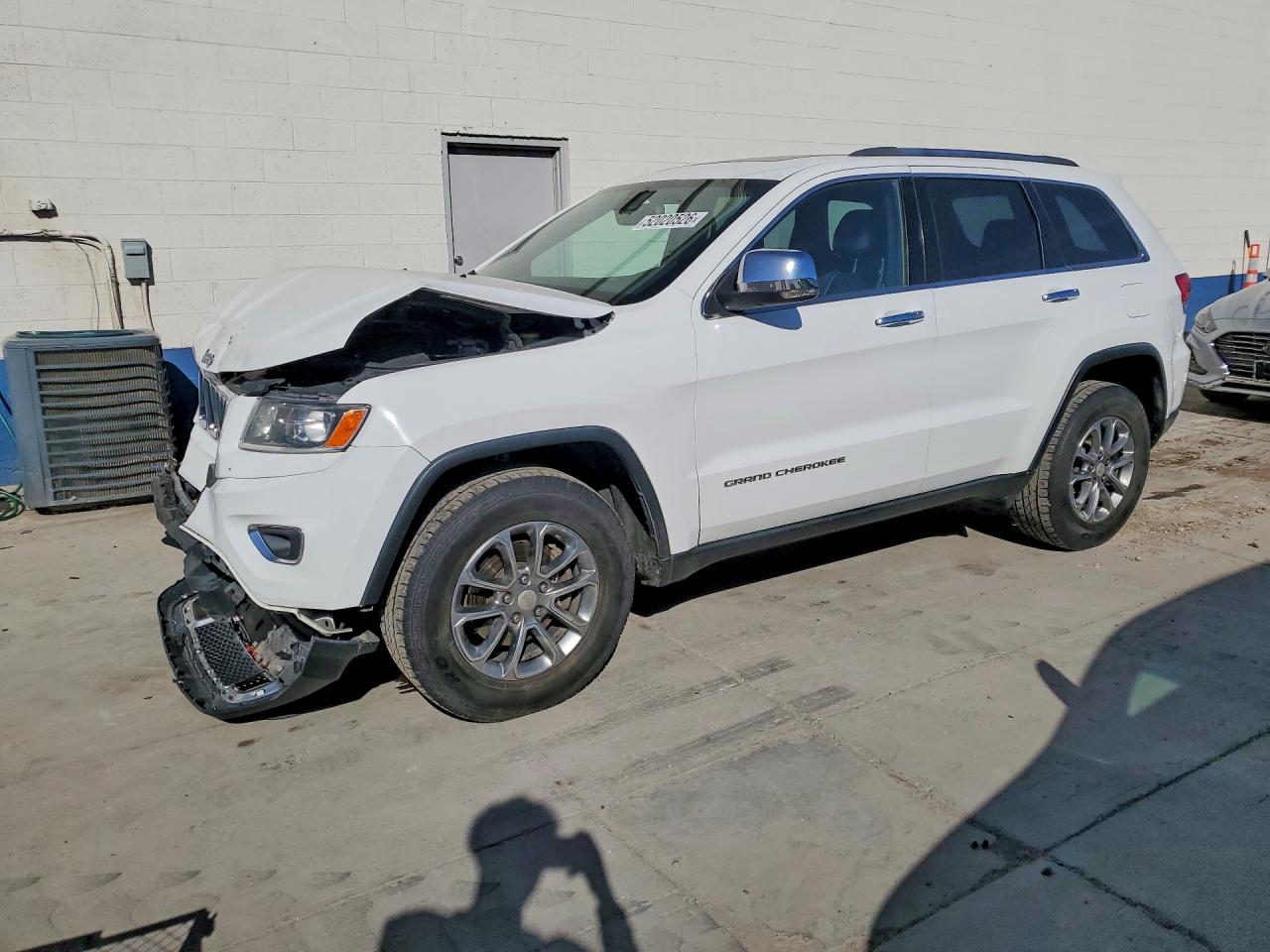Salvage Jeep Cherokee Image