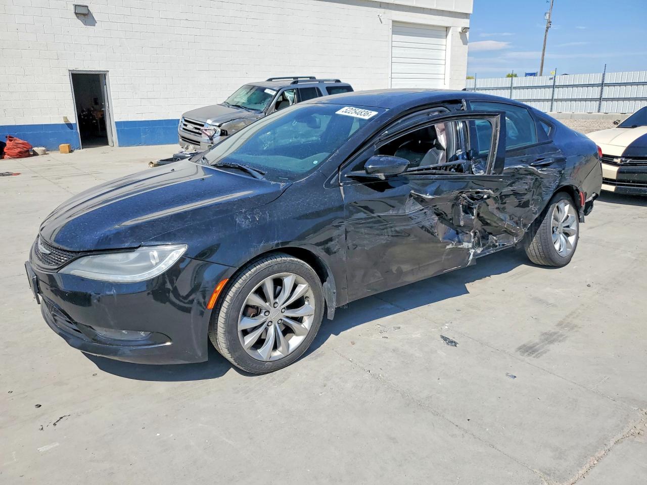 Salvage Chrysler 200 Image