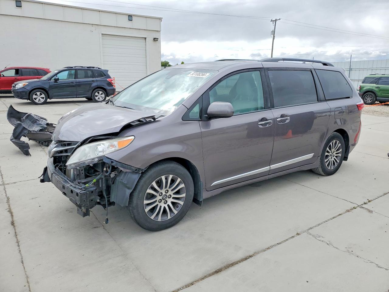 Salvage Toyota Sienna Image