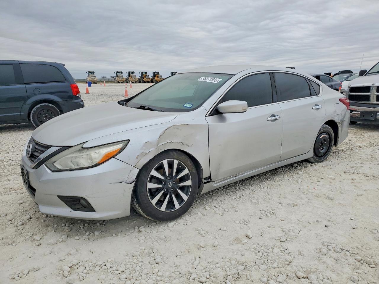Salvage Nissan Altima Image