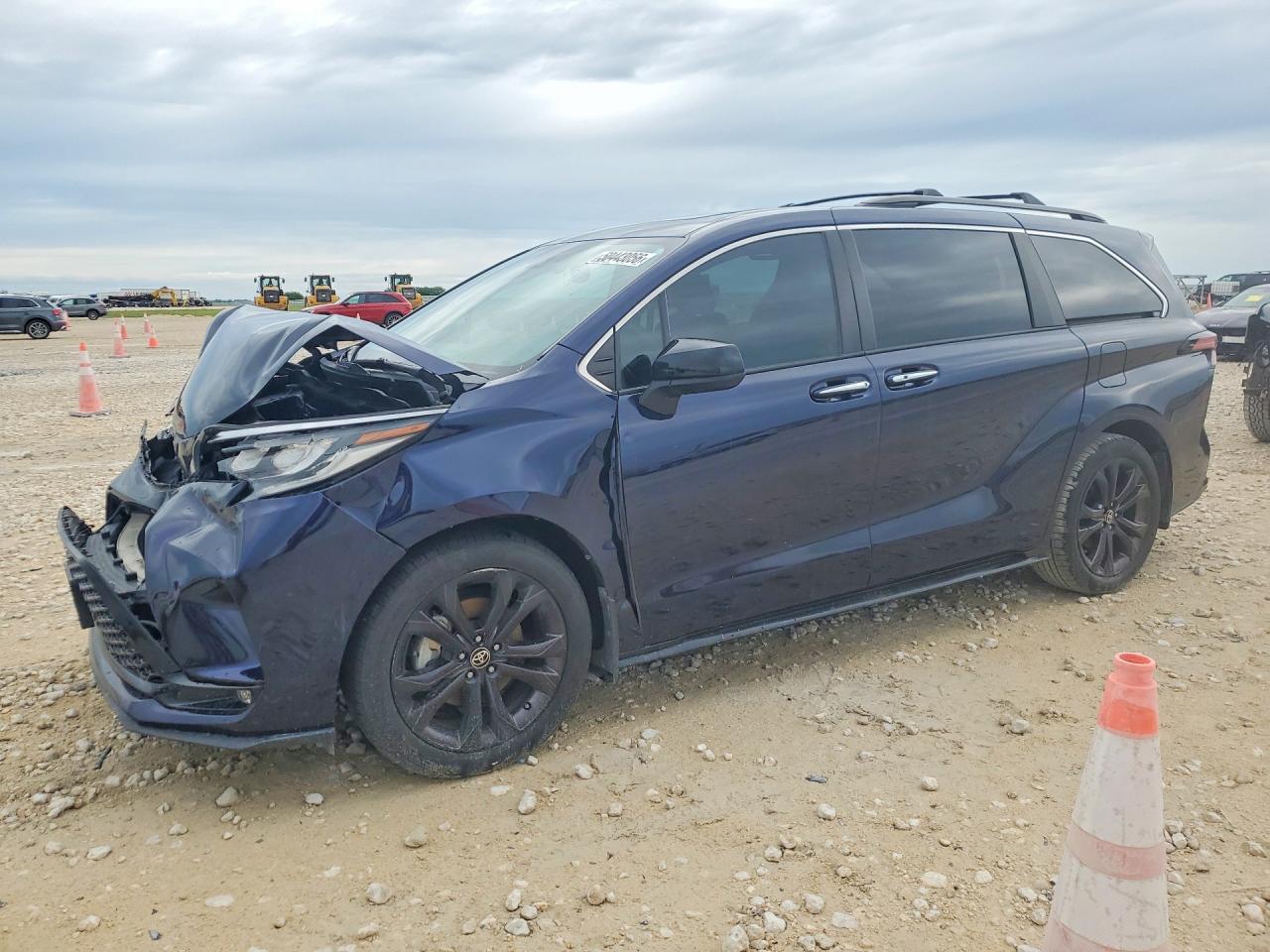 Salvage Toyota Sienna Image