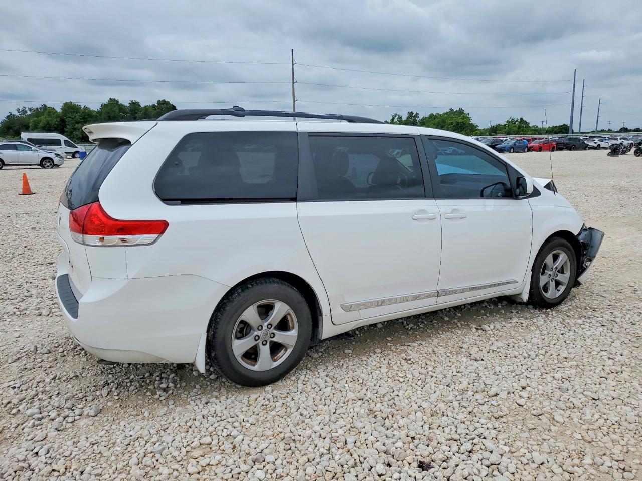 Toyota Sienna Le