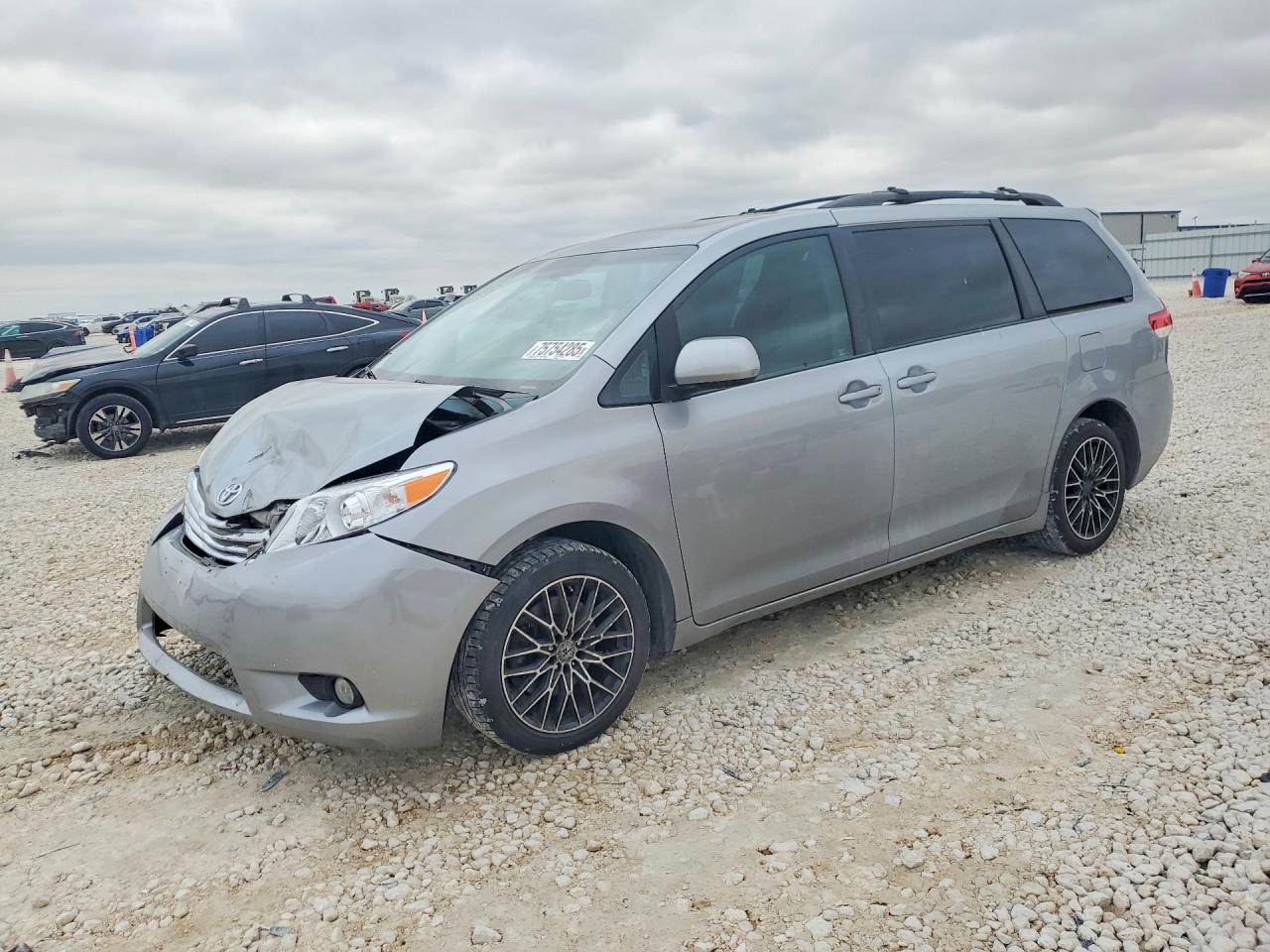 Salvage Toyota Sienna Image