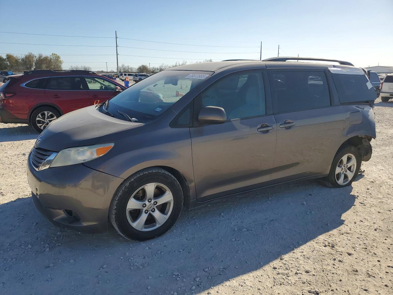 Salvage Toyota Sienna Image