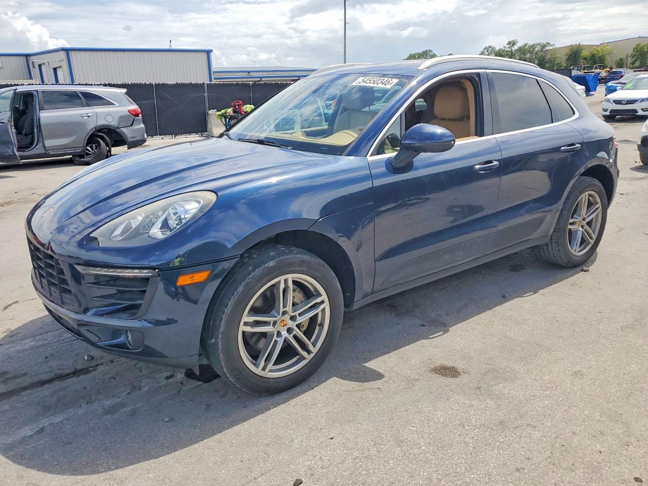 Salvage Porsche Macan Image