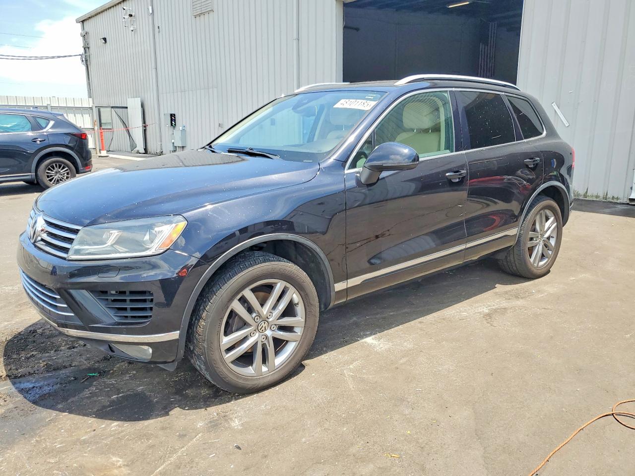 Salvage Volkswagen Touareg Image