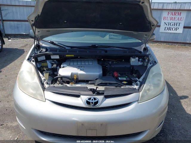 Toyota Sienna Le
