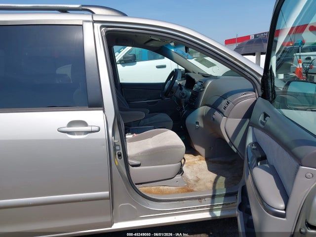 Toyota Sienna Le