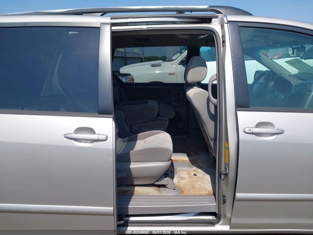 Toyota Sienna Le