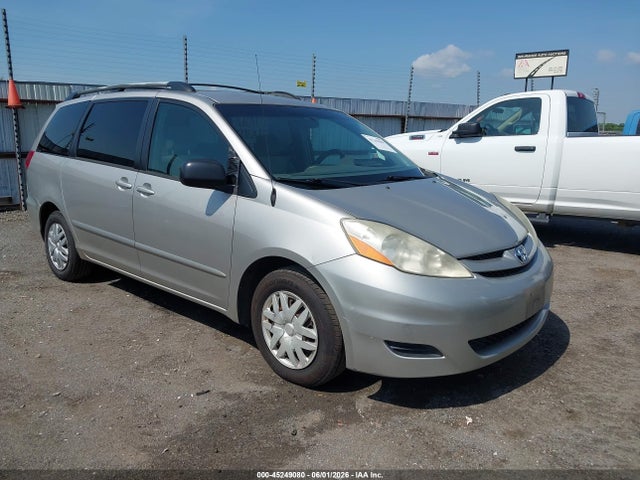 Salvage Toyota Sienna Image