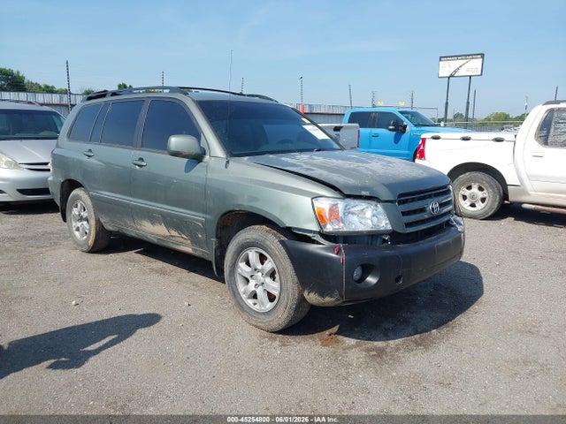 Salvage Toyota Highlander Image
