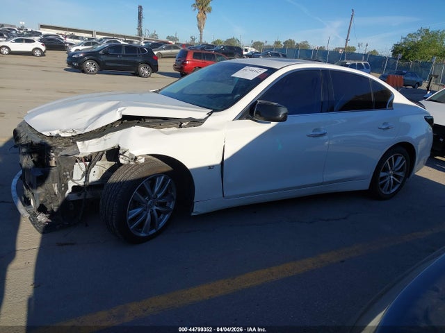 INFINITI Q50 Premium