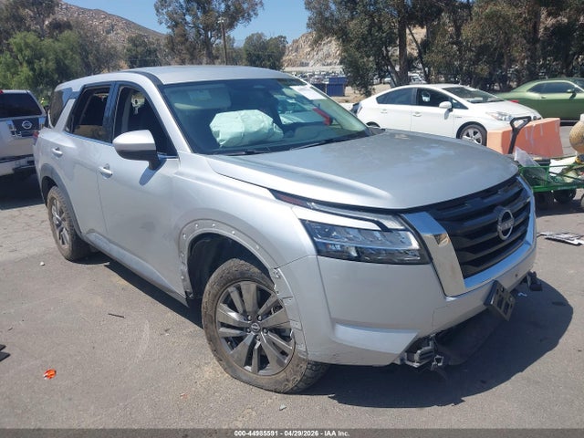 Salvage Nissan Pathfinder Image