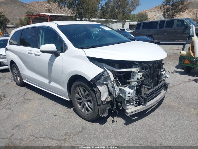 Salvage Toyota Sienna Image