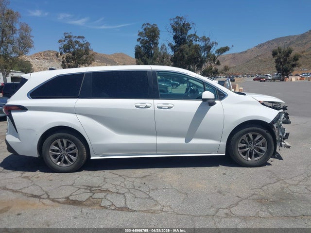 Toyota Sienna Le