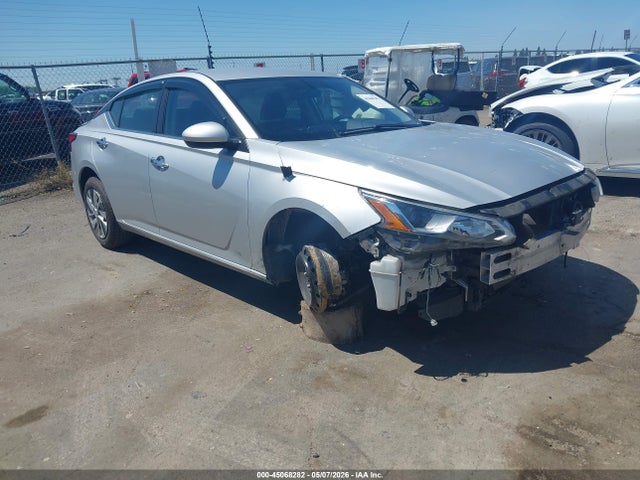 Salvage Nissan Altima Image