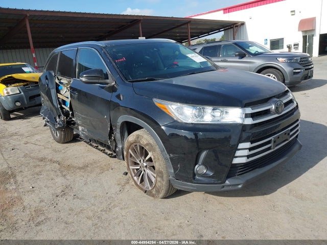 Salvage Toyota Highlander Image