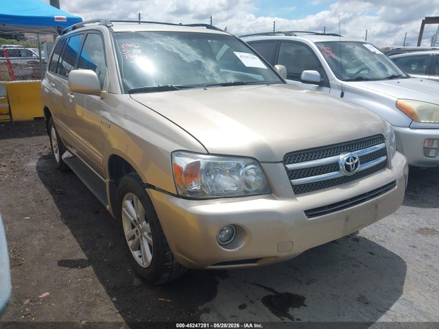 Salvage Toyota Highlander Image