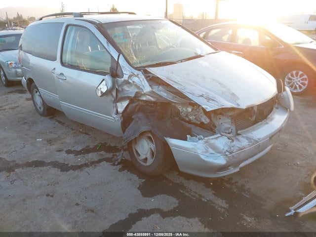 Salvage Toyota Sienna Image