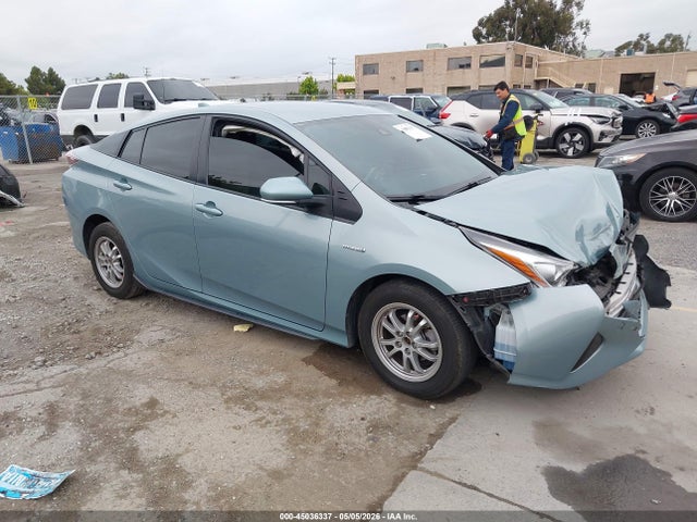 Salvage Toyota Prius Image