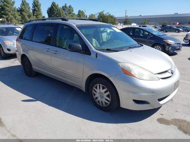 Salvage Toyota Sienna Image