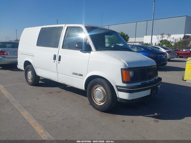 Salvage GMC Safari Image