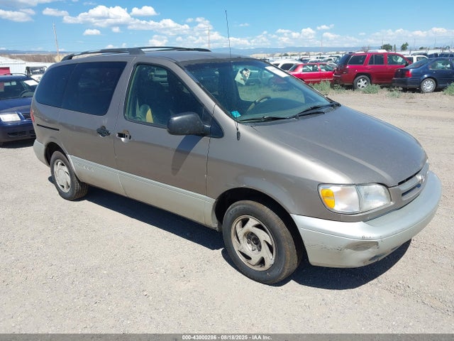 Salvage Toyota Sienna Image