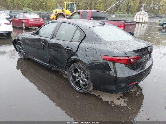 Alfa Romeo Giulia Estrema Awd