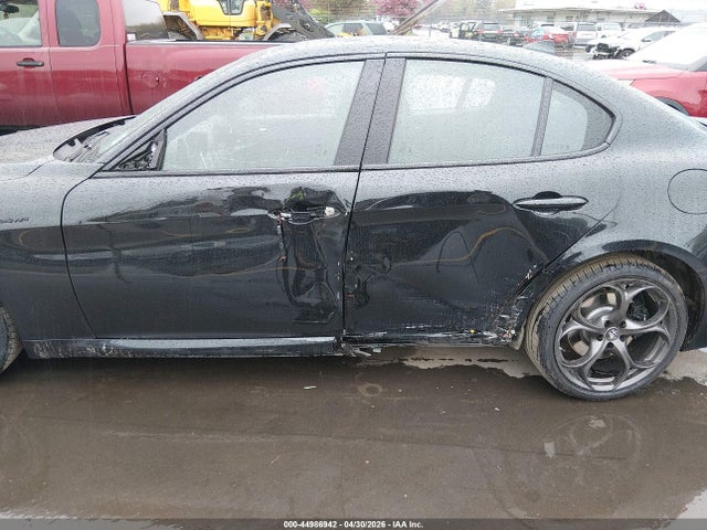 Alfa Romeo Giulia Estrema Awd