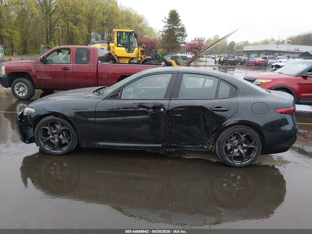 Alfa Romeo Giulia Estrema Awd
