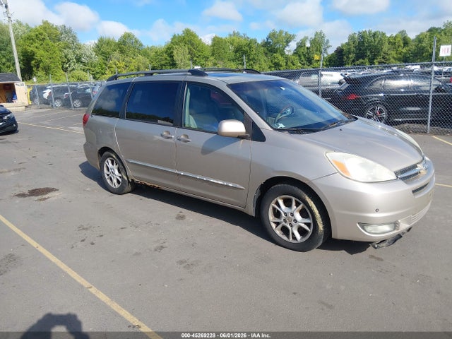 Salvage Toyota Sienna Image
