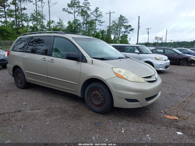 Salvage Toyota Sienna Image