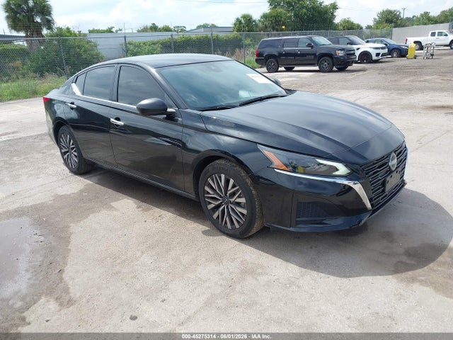 Salvage Nissan Altima Image