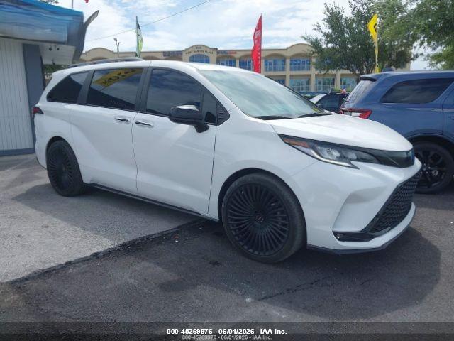 Salvage Toyota Sienna Image