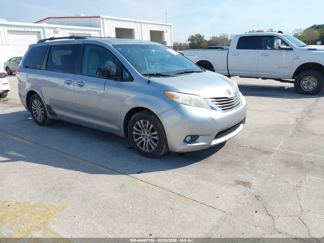 Salvage Toyota Sienna Image
