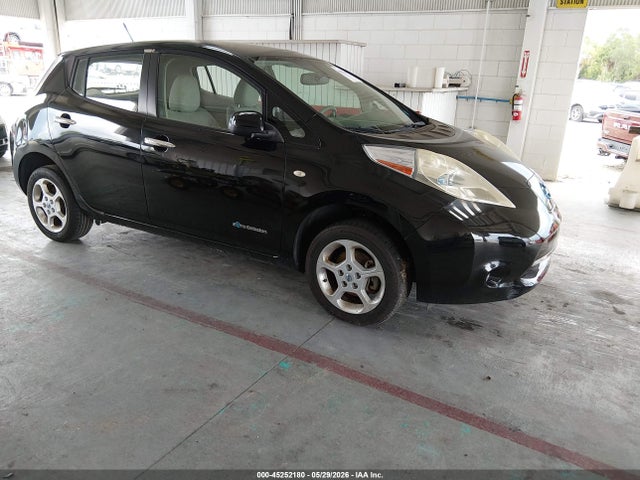 Salvage Nissan LEAF Image