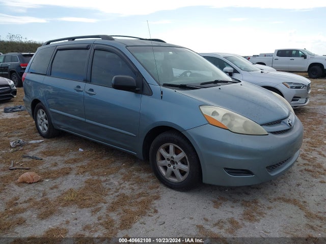 Salvage Toyota Sienna Image