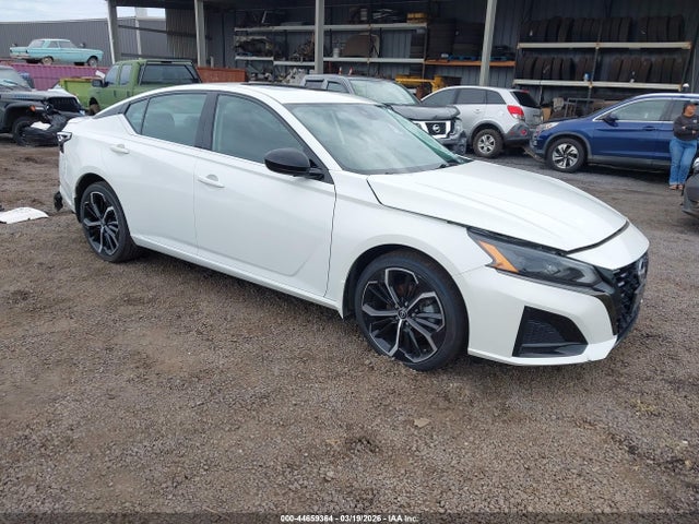 Salvage Nissan Altima Image