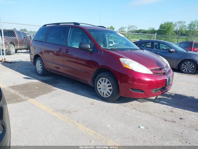 Salvage Toyota Sienna Image